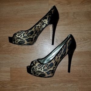 NWOT Guess Leopard Print Pumps